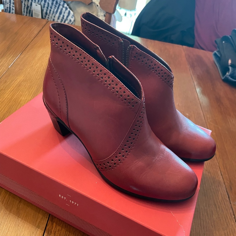 BRAND NEW Rockport heeled booties